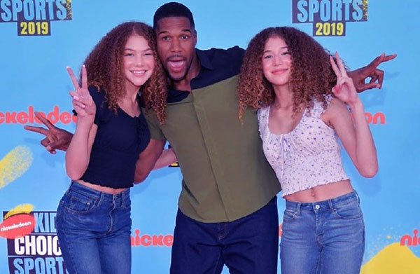 Image of Michael Strahan with his daughter Sophia and Isabella