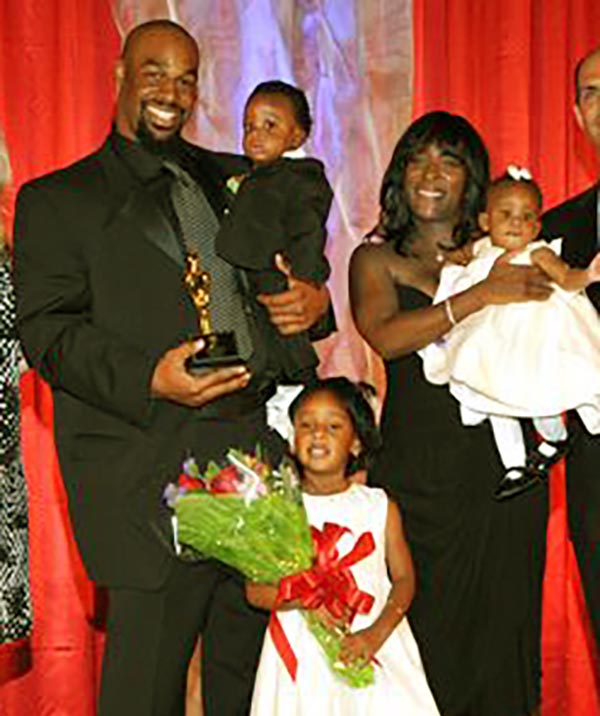 Image of Raquel Nurse with her husband Donovan along with their kids